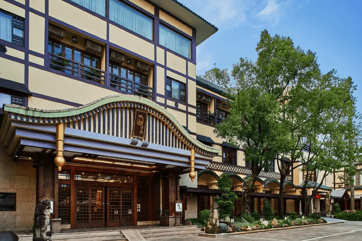 《珠海御溫泉》(任浸泡偏矽酸型溫泉)【荔枝柴燒鵝+非遺古法秘製叉燒宴】【滋補天麻桑拿大扇雞+巴掌大生蠔鮑魚宴】保證入住國際品牌旗下珠海智選假日酒店 珠海溫泉純玩2天團(永安旅遊 旅行團)