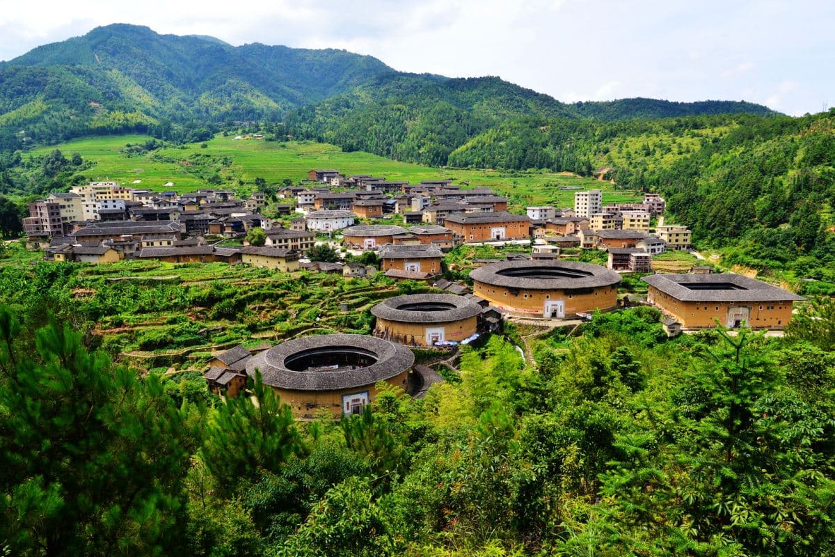 《閩粵風情．梅州+永定土樓+高鐵》連續2晚入住國際品牌~Howard Johnson梅州昌盛豪生大酒店 【土樓非遺金獎全牛火鍋宴】梅州永定純玩3天團（永安旅遊 旅行團）