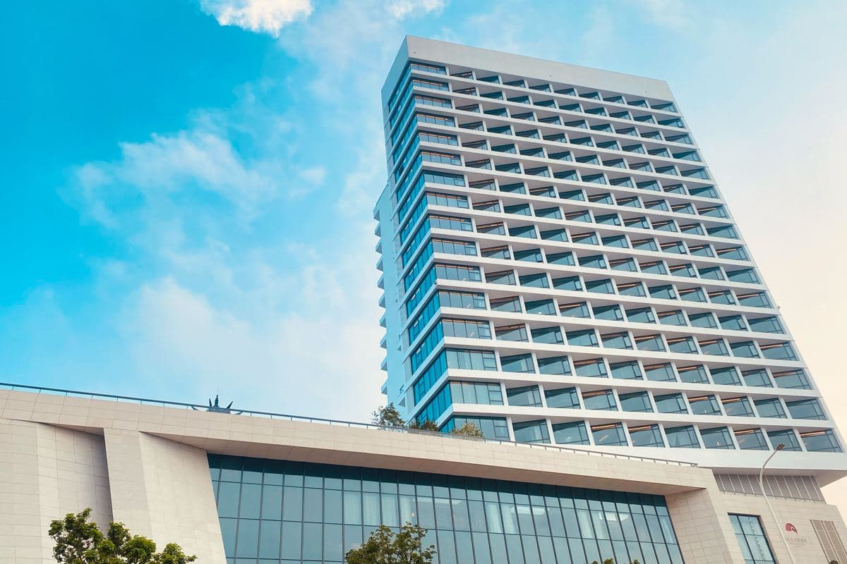 《「潮」玩攻略+高鐵+酒店海鮮自助晚餐》2024年最新汕頭白天鵝酒店(約400呎客房) 包廂享用【鮑魚砂鍋粥養生宴】【任食一人一鍋金牌牛肉火鍋】湘子橋的日與夜 尋味鎮邦路美食街潮州美食純玩3天團(永安旅遊 旅行團)