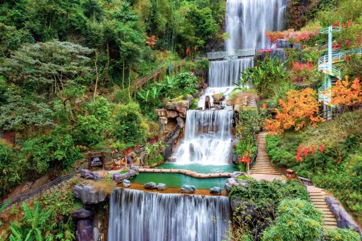 清遠小洱海「飛來湖濕地公園」清遠小九寨溝之稱「千谷溪~九重飛瀑」【 馳名金獎果木黑松露燒鵝】【雞鮑翅藥膳養生火鍋宴+香噴噴黃鱔飯】清遠美景純玩2天團（永安旅遊 旅行團）