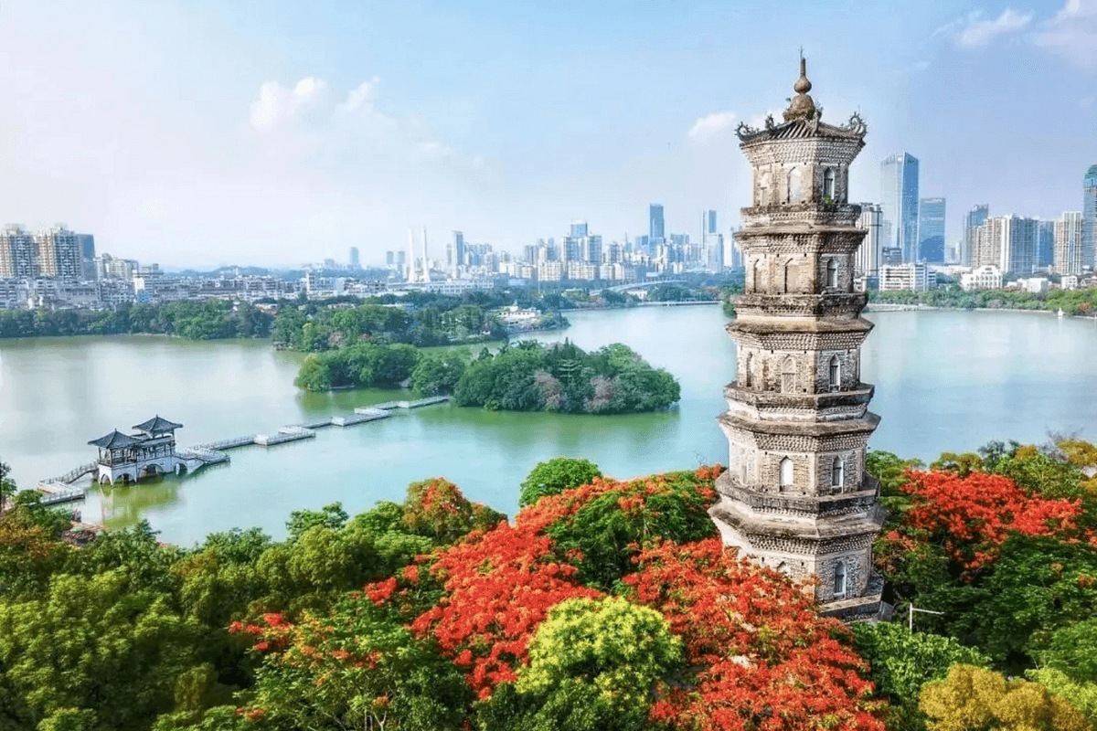 《180°無敵海景酒店+高鐵+湯泉》惠東雙月灣享海度假酒店(酒店私家沙灘+無邊際泳池+浸泡湯泉)+國際品牌~Crowne Plaza惠州皇冠假日酒店+2晚【酒店海鮮自助晚餐】惠州純玩3天團（永安旅遊 旅行團）