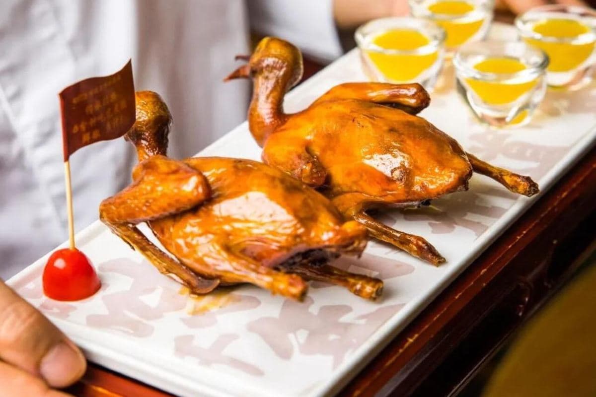 《品嚐地道三大皇牌美食》【古法荔枝柴燒鵝宴】【乾坤霹靂飛天乳鴿十式宴】【開心十八秒脆肉鯇宴】保證入住東方鳳悅鳳凰酒店 中山美食純玩2天團（永安旅遊 旅行團）