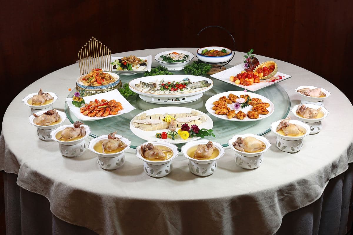 《中山漫遊》VIP包廂【(位上)仙鶴神針鴿呑花膠魚翅宴】食神推介【馳名荔枝柴燒鵝+特色薄荷炆鵝宴】保證入住中山大信酒店(原小欖皇冠假日酒店)中山純玩2天團（永安旅遊 旅行團）