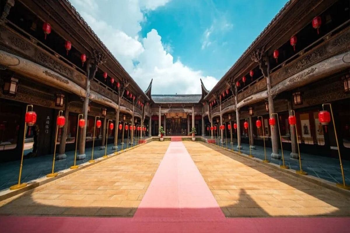 《閩粵客家風情+高鐵》「武平版寬窄巷子」~興賢坊傳統文化街區「客家百姓鎮」龍岩武平百家大院 保證入住國際品牌~梅州金葉戴斯溫德姆酒店 【百年圍龍屋私房菜】【盆滿缽滿八珍盆菜宴】梅州福建美景純玩3天(永安旅遊 旅行團)