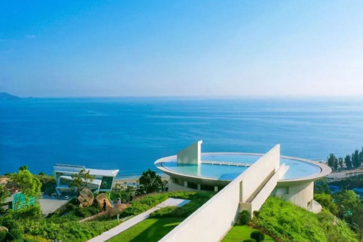 保證入住惠州雙月灣泰麗雲頂度假酒店+國際品牌~汕尾海迪溫德姆酒店品嚐【酒店海鮮自助晚餐】【(位上)六頭鮮鮑魚燉橄欖+會跳舞的海膽炒飯宴】惠州汕尾美食純玩3天團（永安旅遊 旅行團）