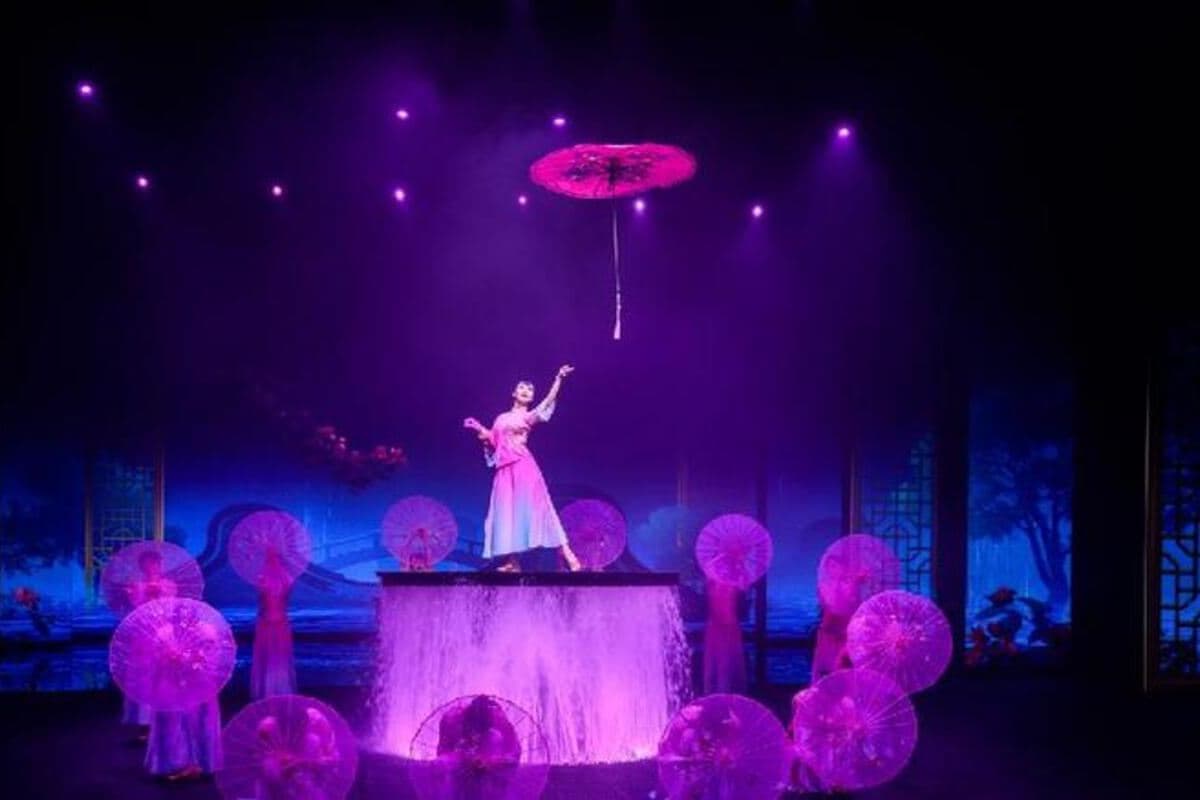 《佛山宋城~廣東千古情》明清仿古建築群「嶺南新天地」、順德~容桂時光「漁人碼頭」【順德巧手私房菜】【古法秘制~芝麻吊燒雞宴】佛山純玩2天團（永安旅遊 旅行團）