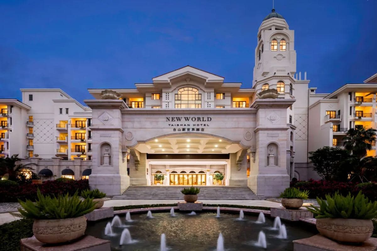 《奢華品牌酒店+直航船》保證入住奢華品牌《瑰麗集團旗下》台山新世界酒店+【豐盛海鮮自助晚餐】 【僑鄉非遺美食宴】體驗DIY雞屎藤糍製作 台山美食純玩2天團（永安旅遊 旅行團）