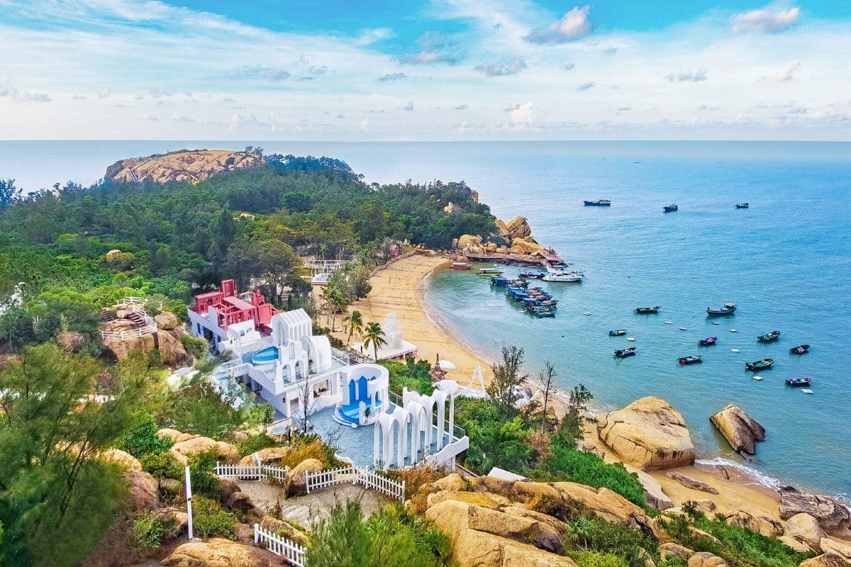 台山2天團·《希臘風情小鎮》保證入住2025年全新開業台山那琴半島地質海洋公園海景酒店(約700呎海景露台客房)（永安旅遊 旅行團）