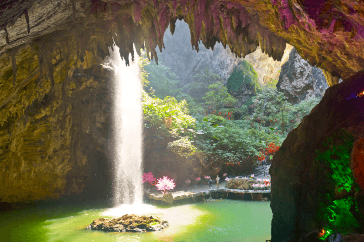 清遠+英德3天團·《千姿百態~英西峰林+食足10餐》《探祕地下河勝境~洞天仙境》《融創樂園+融創國際大馬戲~奇幻祕境》（永安旅遊 旅行團）