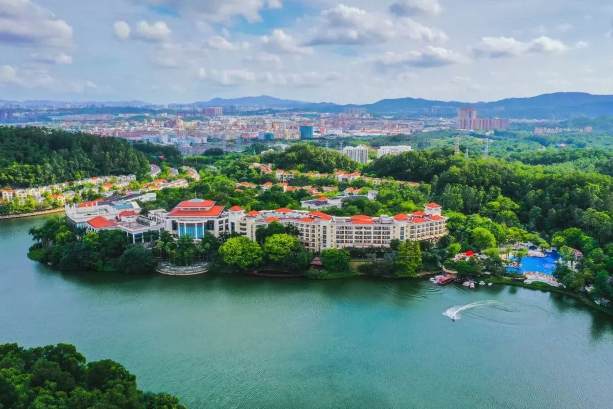 東莞2天團·《三大自助餐+温泉》豪歎【酒店豪華海鮮自助午、晚餐】保證入住 東莞塘廈三正半山温泉酒店（永安旅遊 旅行團）